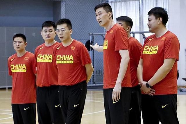 车内只有玛丽安和伊萨克，伊萨克刚从自己的梦魔中醒来，玛丽安则正若有所思地吸着香烟，摄影机从伊萨克一边拍向玛丽安:玛丽安坐在驾驶位上，伊萨克坐在她旁边，玛丽安见伊萨克醒来便立刻熄灭了手中的香烟(如图a)。